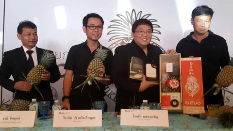 จ.ภูเก็ต เปิดตัวสับปะรดลูกละพันบาทมี 100 ลูกสำหรับเทศกาลตรุษจีนปี 61