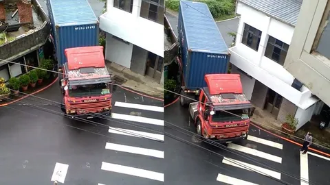 ลุ้นตัวเกร็ง! คลิปรถบรรทุกตู้คอนเทนเนอร์ หักเลี้ยวออกจากซอยแคบเกือบไม่พ้น