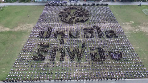 ประมวลภาพ ครู-นักเรียน 3,999 คน แปรอักษร “ภปร ปทุมวิไล รักพ่อ”