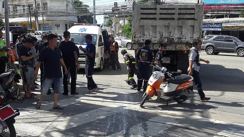 2 สาวพี่น้องจอดติดไฟแดงถูกเก๋งเฉี่ยว ไถลใต้สิบล้อโดนทับดับ1เจ็บ1