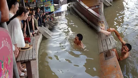 นทท.จีนเซลฟี่ริมน้ำอัมพวา 'ไอโฟน 6' ร่วงตกน้ำ ‘น้องบอมบ์’ งมขึ้นมา เปิดติดเฉย (ชมคลิป)