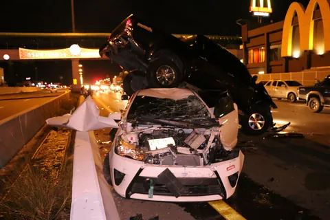 รถชนกันบนมอเตอร์เวย์ สาวควบกระบะเบรกไม่ทันชนซ้ำแรง พังยับ เจ็บ 7