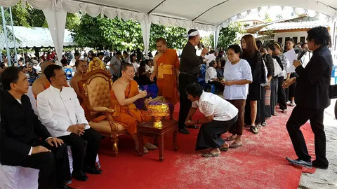 แจกแล้วผ้ายันต์โดนัลด์ ทรัมป์ เจ้าคุณธงชัยให้กับมือ คนแห่รับวัดแทบแตก 