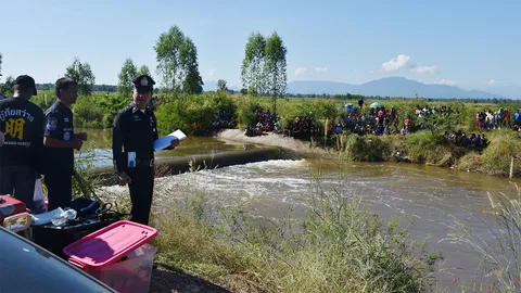 ปู่พาหลานไปสูบน้ำเข้านา พลัดตกคลอง จมดับคู่ 