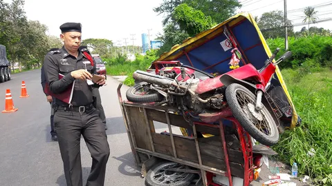 ซาเล้งรับจ้างวิ่งข้ามอำเภอ ส.อ.วัย 68 ขับตกถนน หัวปักพื้นคอหักตายคาที่