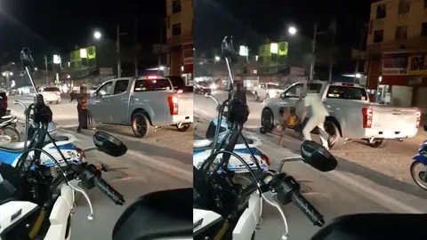 ดุเดือด! คลิปหนุ่มจยย.ซัดกันนัวหนุ่มกระบะ คาดขับรถปาดหน้า (ชมคลิป)