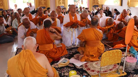 ชาวสงขลา เข้าพิธีอุปสมบทหมู่ ถวายเป็นพระราชกุศลครบ 30 วันแห่งการสวรรคต