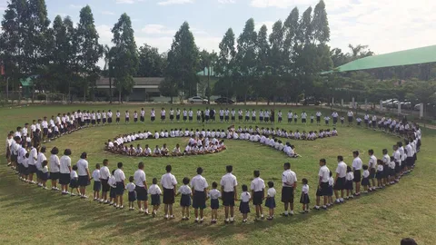 โรงเรียนไทยรัฐวิทยา แปรอักษรเลข ๙ แสดงความอาลัยในหลวง ร.9 