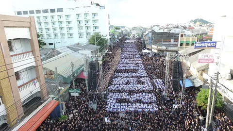 คลื่น ปชช.ชาวสงขลา แปรอักษร - ร้องเพลงอาลัย ยิ่งใหญ่สมพระเกียรติ ร.9