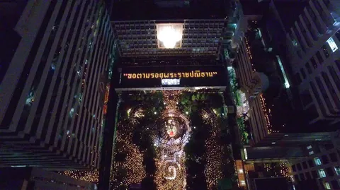 งดงามประทับใจ ชาวศิริราชแปรอักษร ถวายความอาลัยในหลวง ร.9