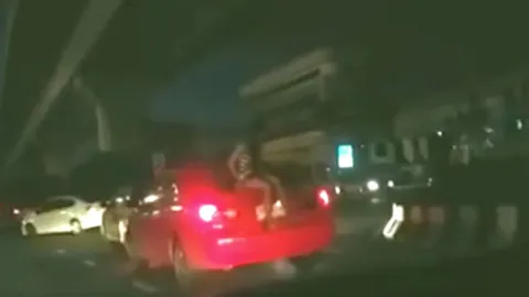 ตร. ตามตัวสาวเสื้อลาย พิเรนทร์นั่งกระโปรงท้ายแท็กซี่ ผิดชัด พรบ.จราจร