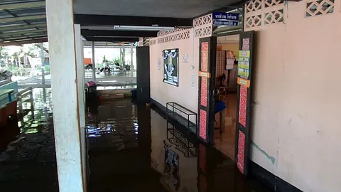 ฝนหยุด แต่น้ำไม่ลด ร.ร.ติดลำน้ำพะเนียง น้ำเอ่อท่วม ประกาศหยุดเรียน