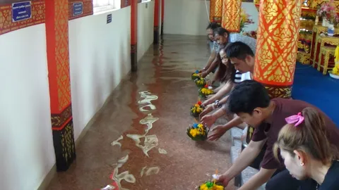 ลอยกระทงในวิหาร หนึ่งเดียววัดที่อ่างทอง งดรื่นเริงแต่มีผัดไทยเลี้ยง   