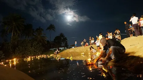 พี่น้องชาวใต้ร่วมประเพณีลอยกระทง งดรื่นเริง แสดงความอาลัยในหลวง ร.9 