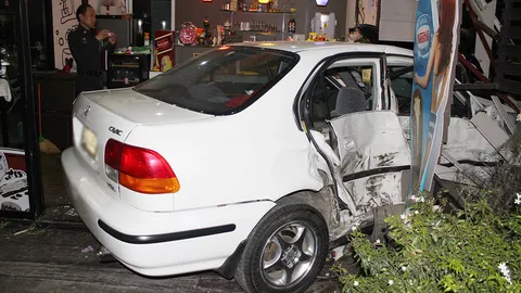 หนุ่มเบรกไม่ทัน ทหารควบเก๋งตัดหน้า เสียหลักเข้าร้านกาแฟข้างทางพังยับ