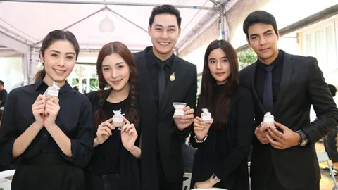 แอมป์ นำทีมนักแสดงช่อง 7 เป็นดาราจิตอาสาบรรจุข้าวเปลือกพอเพียง