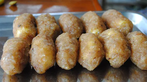 ข้าวเม่า-กล้วยทอดรสเด็ดสุโขทัย 'ป้าจิม' ขายนานกว่า 20 ปี ลูกค้าตรึม