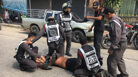 รวบหนุ่มสุรินทร์เมาคลุ้มคลั่ง โดดถีบประตูบ้านลุงปากเกร็ด เป็นรูโหว่