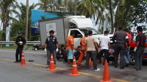 หนุ่มรัสเซีย ขี่จยย.ไม่ชินทาง แหกโค้งข้ามเลน ชนกระบะดับบนเกาะสมุย