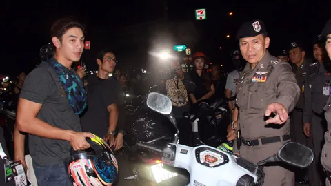 รองผบ.ตร.ดูแลความเรียบร้อยรอบพระบรมมหาราชวัง พร้อมทักทาย อาร์ต-พศุตม์ 
