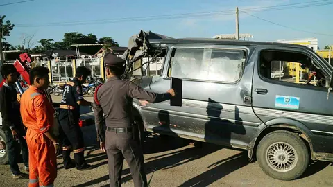 เทรลเลอร์พุ่งชนท้ายรถตู้นักเรียนพิจิตร เด็กอนุบาลเจ็บ 9 คน คาดหลับใน