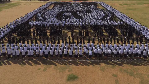 คณะครู-นร.โรงเรียนนางรอง แปรอักษรทับหลังพนมรุ้ง ภายในมี เลข ๙ งดงาม