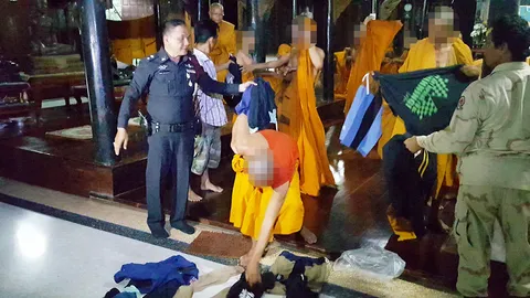 25 พระเขมรบิณฑบาตยันเที่ยง รับแต่เงินสด ตร.เพชรบุรีจับสึก พบฉี่ม่วง3