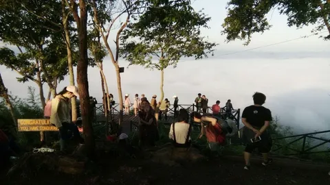 นักท่องเที่ยวนับพัน แห่ชมอาทิตย์ขึ้น สัมผัสอากาศหนาว ที่เลย 