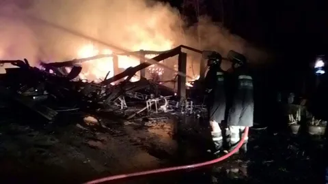 ไฟไหม้โกดังไม้ ลามหลังคายุ้งข้าว เผาวอดรถยนต์ 3 คัน เสียหาย 3 ล.