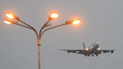 ตายละหว่า ส้วมตัน เครื่องบินปากีสถาน อินเตอร์ฯ ต้องลงจอดฉุกเฉินอังกฤษ