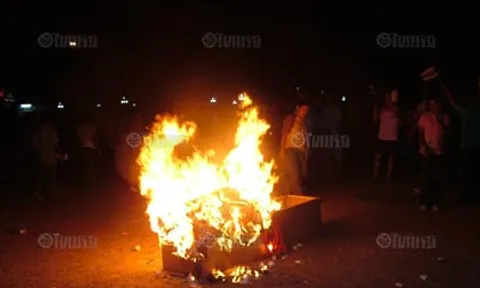 แดงอุบลฯบุกล้อมบ้าน'อิสระ'-เผาโลง'มาร์ค'