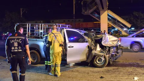 หนุ่มควบกระบะไม่รัดเข็มขัดนิรภัย พุ่งชนท้าย 18 ล้อทำถนนดับคาซากรถ