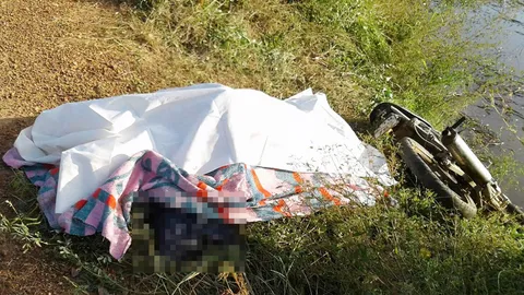 หนุ่มใหญ่สุโขทัย ขี่ จยย.กลับบ้านรถล้มร่วงน้ำดับ คาดเมาสะดุดทางลูกรัง