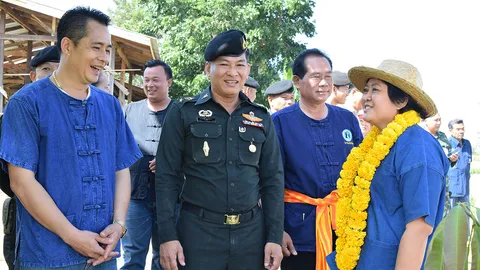 กรมการสัตว์ทหารบก ลงพื้นที่ช่วยชาวนาชัยนาท ใช้รถเกี่ยวนวดข้าว