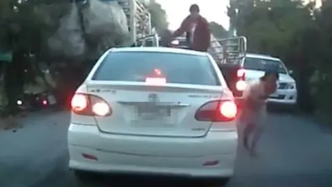 ระทึก! 6 ล้อเก็บขยะไหลลงสะพาน ผู้คนวิ่งหนีตาย คนขับอ้างรถหนัก (ชมคลิป)