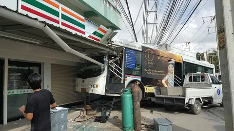 รถเมล์เข้าเซเว่นฯ สาย 367รังสิต-นนท์ เฉี่ยวรถพ่วงเสียหลัก คนขับหัวแตก