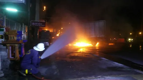 หกล้อบรรทุกน้ำแข็งชนรถปูน ไฟลุกไหม้ย่างสด โชเฟอร์ดับ 1 เจ็บ 1