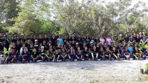 นักเรียนโครงการฯ ปลูกกล้าไม้ 9 ชนิด