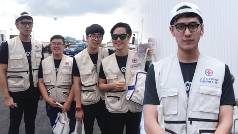 ตั้ว เสฎฐวุฒิ ลงแรงทำจิตอาสา นวดเท้าให้คนมารอกราบพระบรมศพ