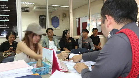 ‘น้ำส้ม โซมี่’ ขึ้นโรงพัก ปากแข็งปฏิเสธรวด 3 ข้อหา รับแค่ไม่มีใบขับขี่