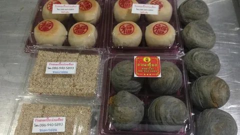 พ่อค้าหัวใส สุราษฎร์ฯ ทำขนมเปียะผสมผงถ่านชาโค ขายดีแทบไม่ทัน