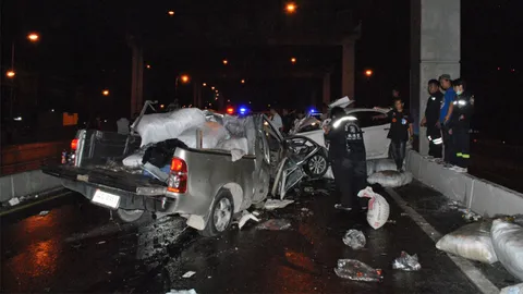 รถชนกันเละ 3 คัน มีคนเจ็บติดภายใน สะพานข้ามแยกสุทธิสาร
