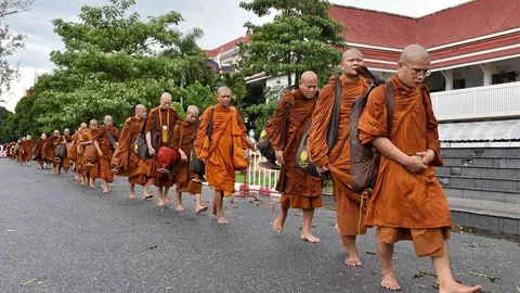 ‘สงฆ์500รูป’ธุดงค์ นครฯ-สนามหลวง ถวาย-ในหลวงร.9