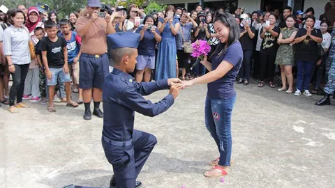 พลทหารใหม่กองบินสุราษฎร์ คุกเข่าขอแฟนแต่งงาน กลางค่าย