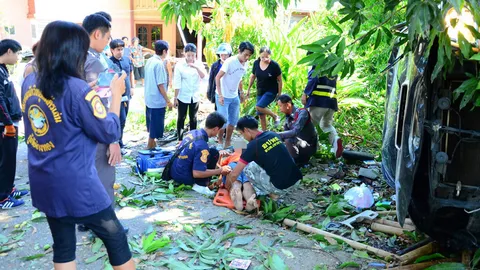 หนุ่มอ่างทอง ควบกระบะยางระเบิดรถหมุนคว้าง ฟาดต้นมะม่วงหวิดดับ