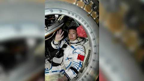 นักบินอวกาศจีนคนแรก ได้ยินเสียงเคาะปริศนากระทบยาน ทุกวันนี้ยังไร้คำตอบ