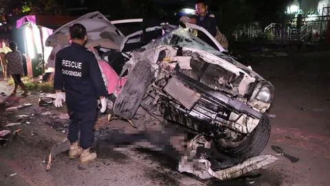 กระบะชนท้ายพ่วง18 ล้อ คนขับพุ่งทะลุกระจก รถตัวเองทับซ้ำตาย