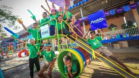 จิตอาสาทำกิจกรรมสร้างความสุขในโรงเรียนให้นักเรียน