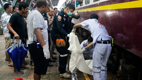 แม่ค้ากล้วยฉาบชะตาขาด ลื่นล้มถูกรถไฟสายใต้ ทับสยองคาสถานีพัทลุง