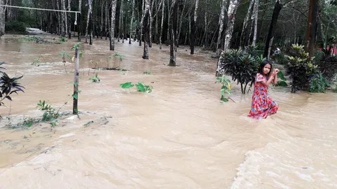 เมืองคอนอ่วม ท่วมแล้ว 5 อำเภอ ทั้งเผชิญคลื่นยักษ์ซัดฝั่ง-น้ำทะเลหนุน